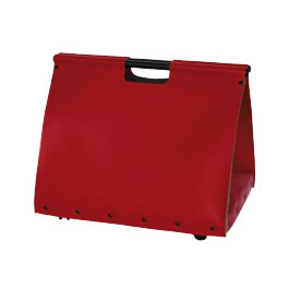 rood lederen houttas op wieltjes
